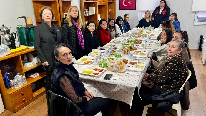 8 MART’TA GÖZYAŞI VE DUA BİRLEŞTİ: ACILI ANNELER BİRBİRİNE SARILDI